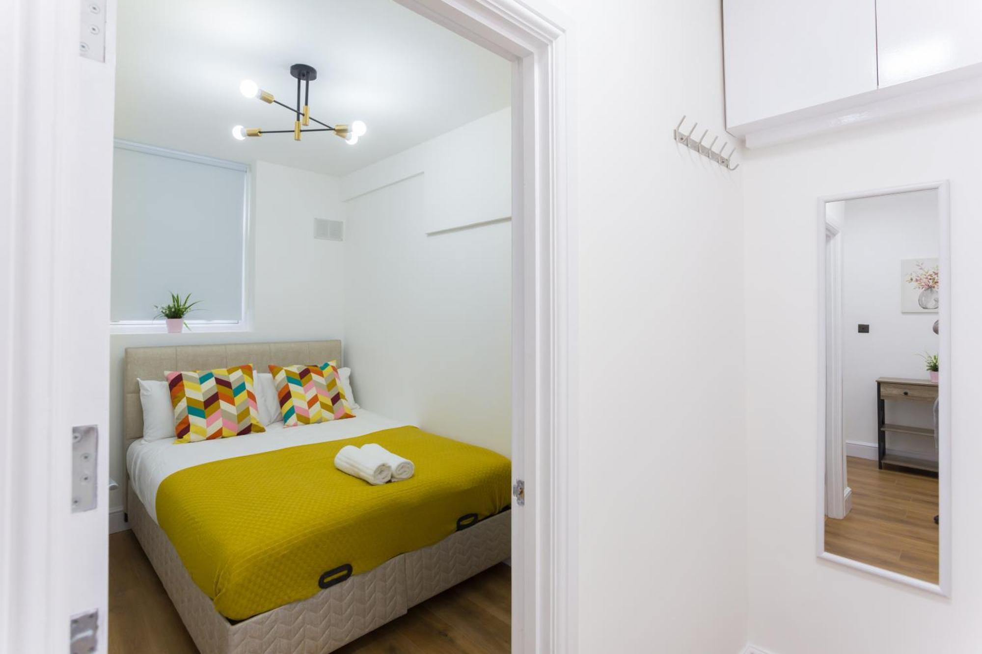 City Centre One Bedroom Apartment Next To Station, Newly Renovated London Exterior photo