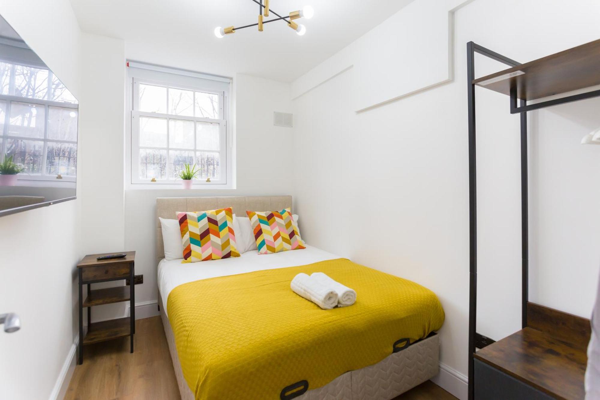 City Centre One Bedroom Apartment Next To Station, Newly Renovated London Exterior photo