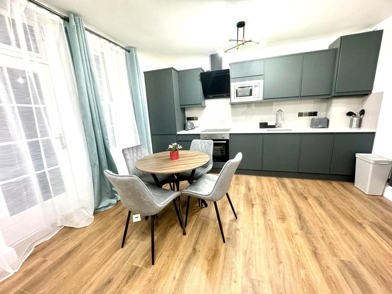 City Centre One Bedroom Apartment Next To Station, Newly Renovated London Exterior photo
