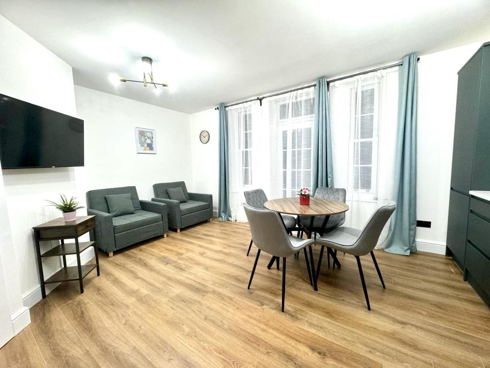 City Centre One Bedroom Apartment Next To Station, Newly Renovated London Exterior photo