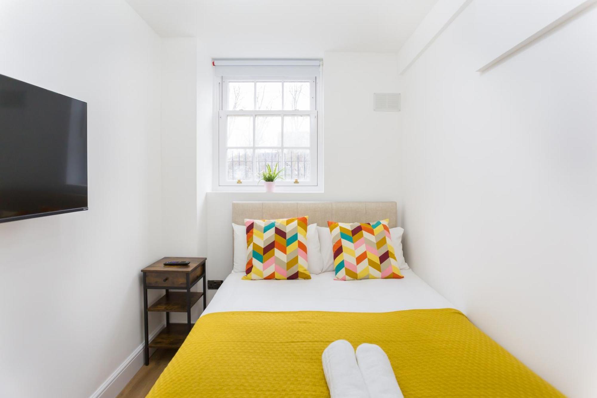 City Centre One Bedroom Apartment Next To Station, Newly Renovated London Exterior photo