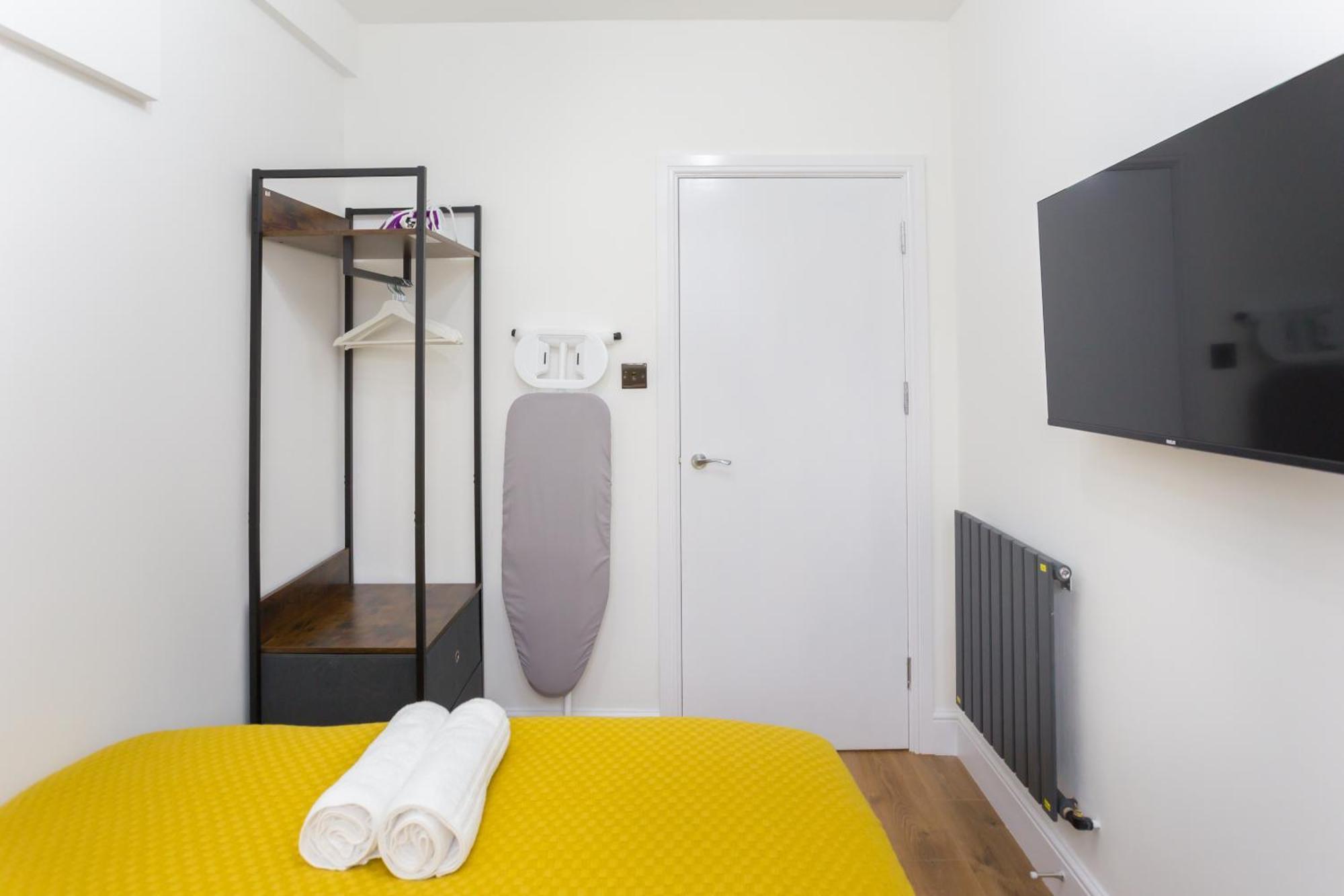 City Centre One Bedroom Apartment Next To Station, Newly Renovated London Exterior photo