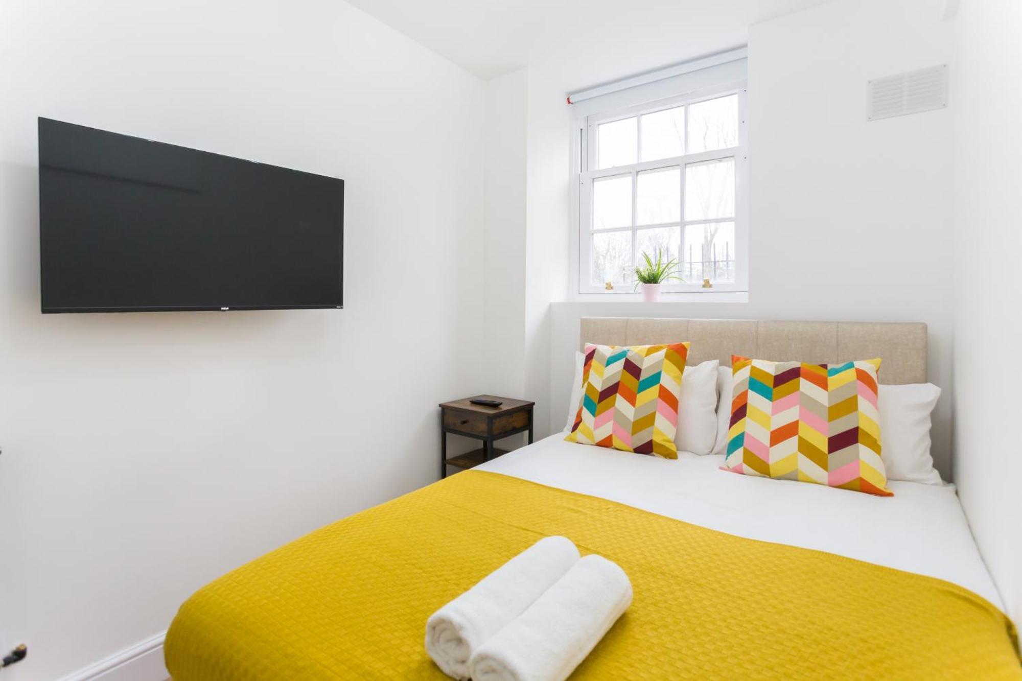 City Centre One Bedroom Apartment Next To Station, Newly Renovated London Exterior photo