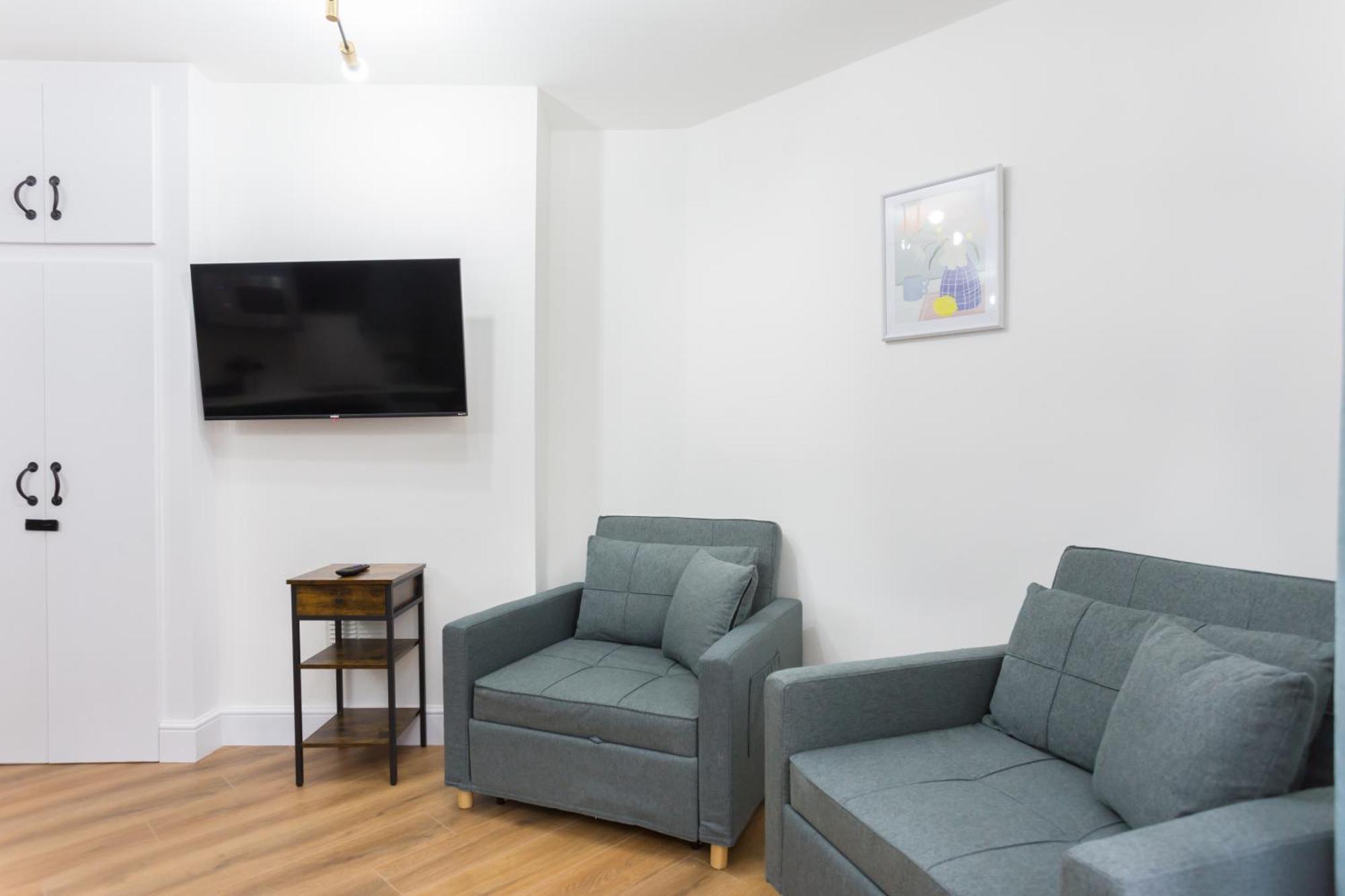 City Centre One Bedroom Apartment Next To Station, Newly Renovated London Exterior photo