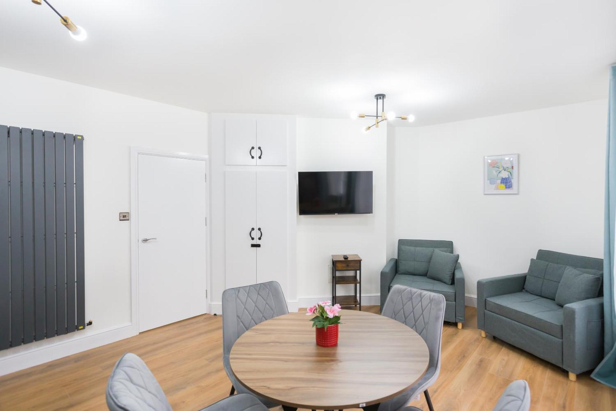 City Centre One Bedroom Apartment Next To Station, Newly Renovated London Exterior photo