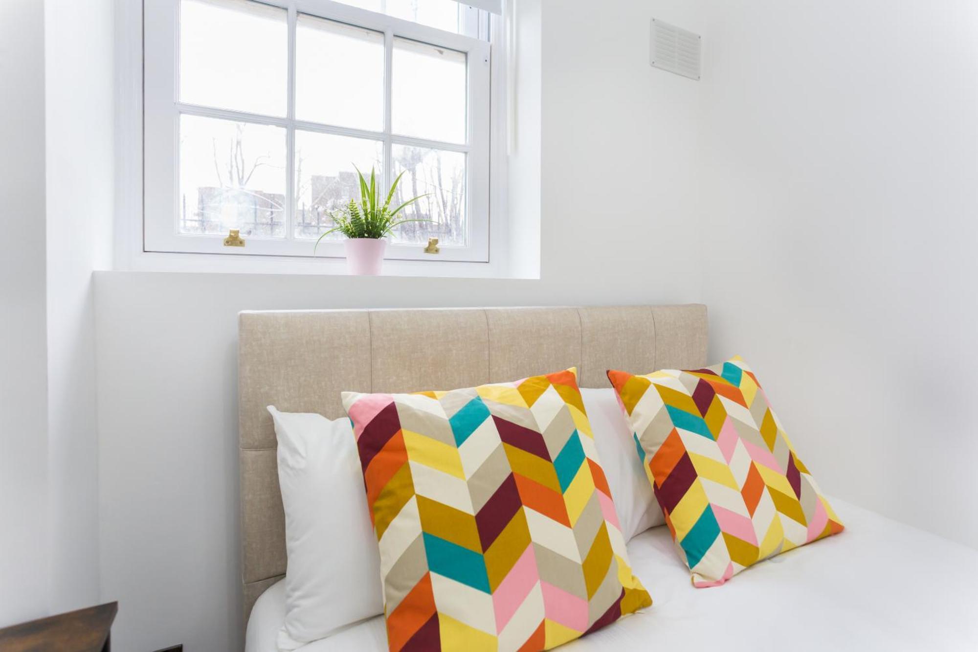 City Centre One Bedroom Apartment Next To Station, Newly Renovated London Exterior photo