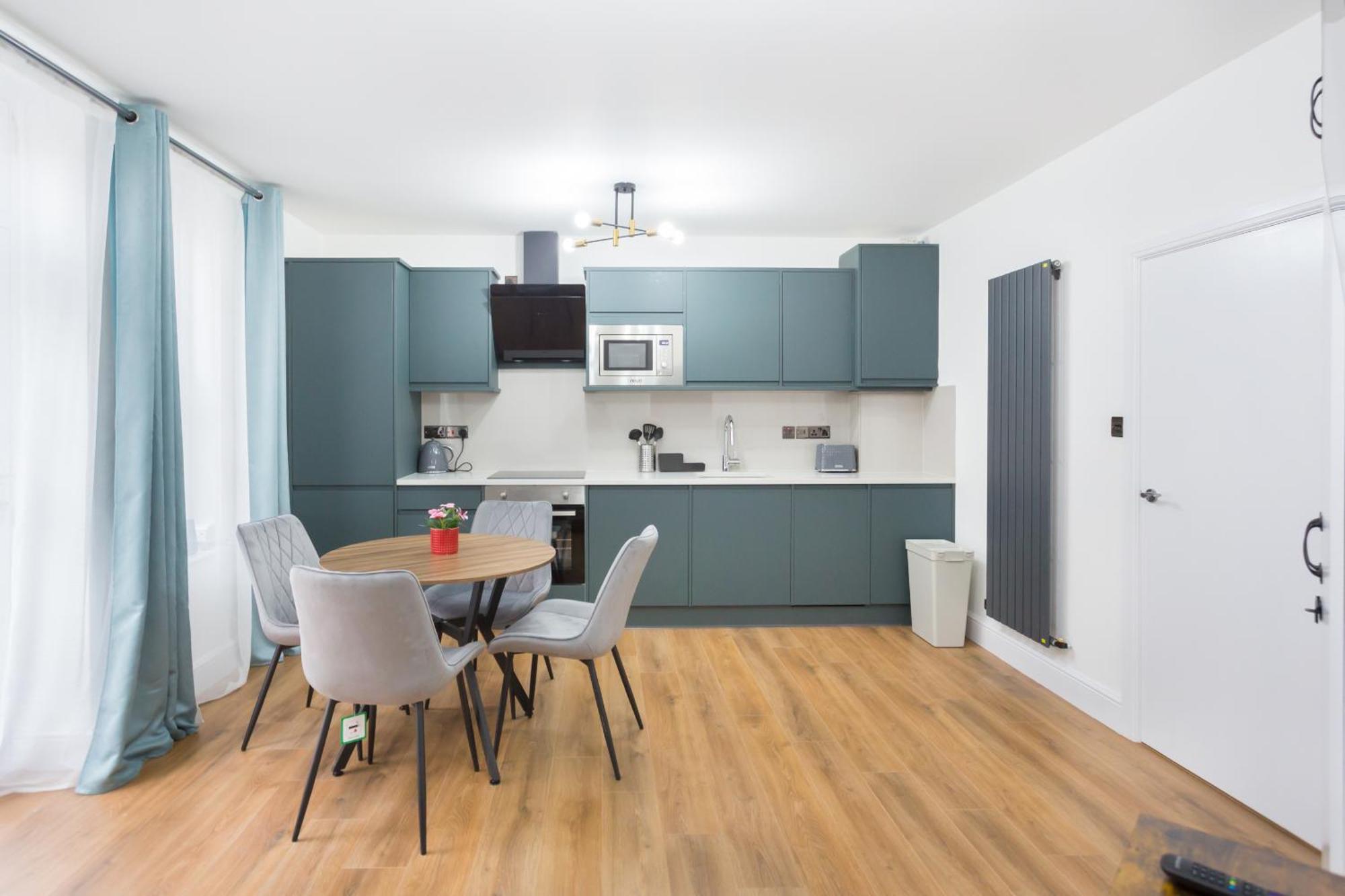 City Centre One Bedroom Apartment Next To Station, Newly Renovated London Exterior photo