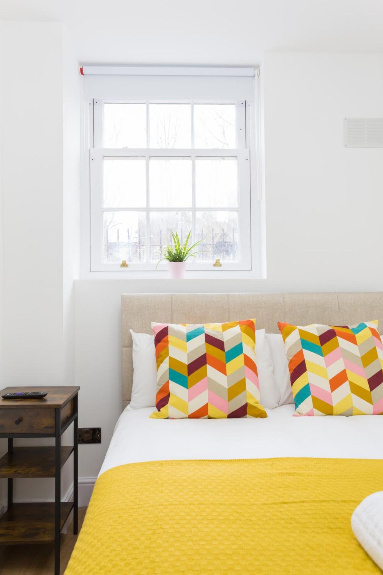 City Centre One Bedroom Apartment Next To Station, Newly Renovated London Exterior photo