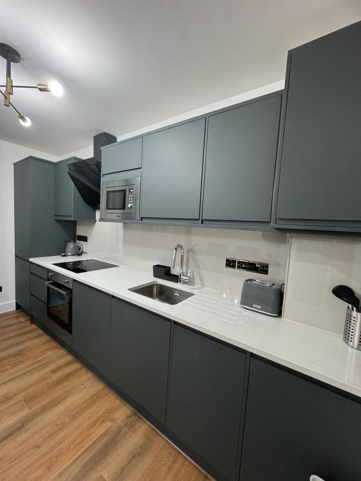 City Centre One Bedroom Apartment Next To Station, Newly Renovated London Exterior photo