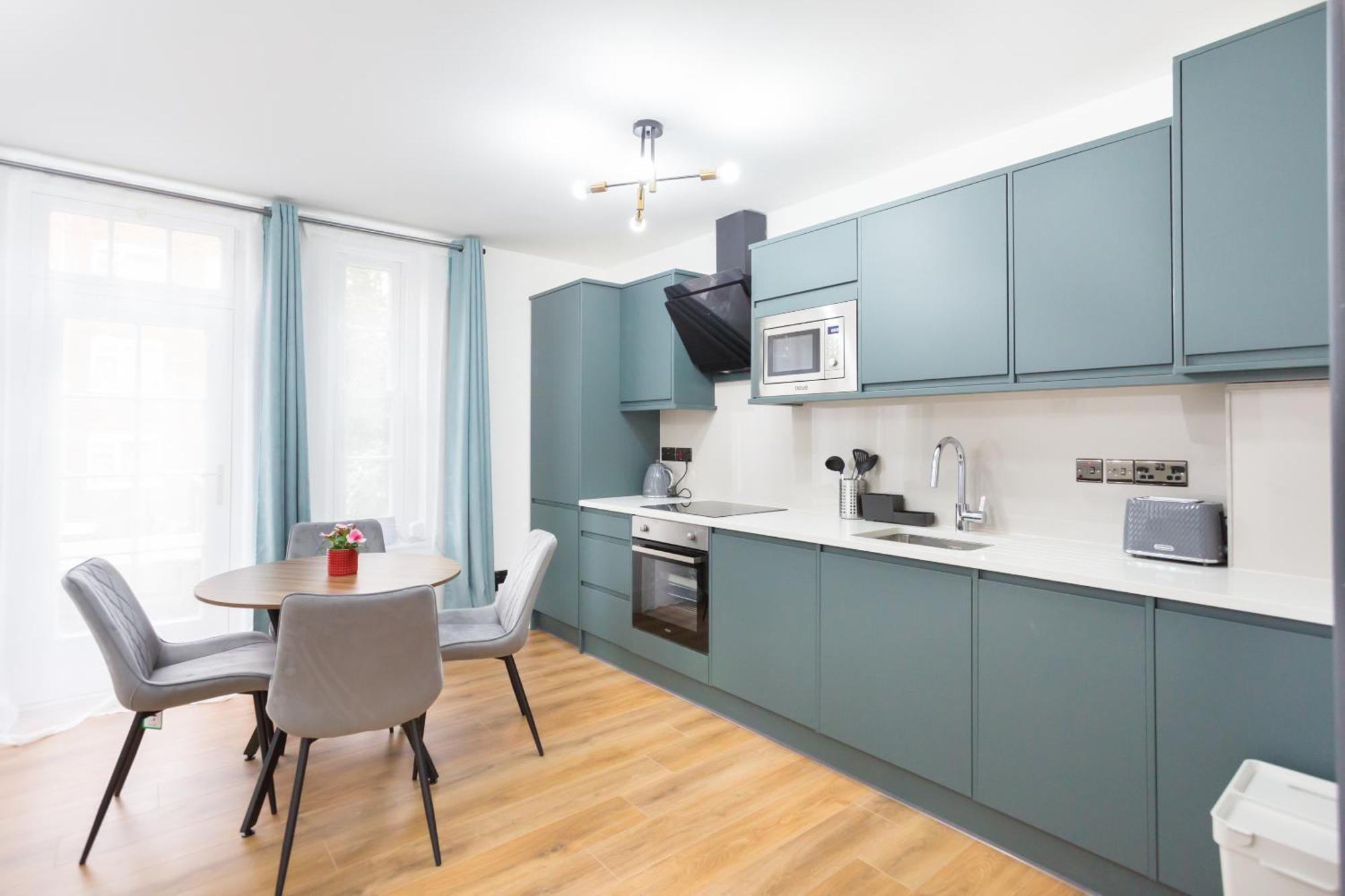 City Centre One Bedroom Apartment Next To Station, Newly Renovated London Exterior photo