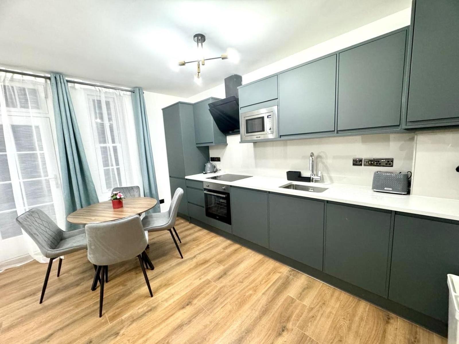 City Centre One Bedroom Apartment Next To Station, Newly Renovated London Exterior photo