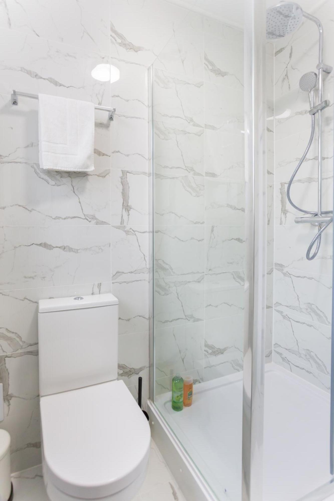 City Centre One Bedroom Apartment Next To Station, Newly Renovated London Exterior photo